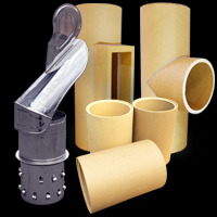 Zestaw elementów wentylacyjnych i kominowych: rury ceramiczne o beżowym odcieniu w różnych rozmiarach i kształtach, wraz z metalowym filtrem o perforowanej powierzchni, na czarnym tle.