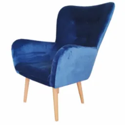 Elegancki, granatowy fotel z weluru na drewnianych nóżkach, widoczny na białym tle.