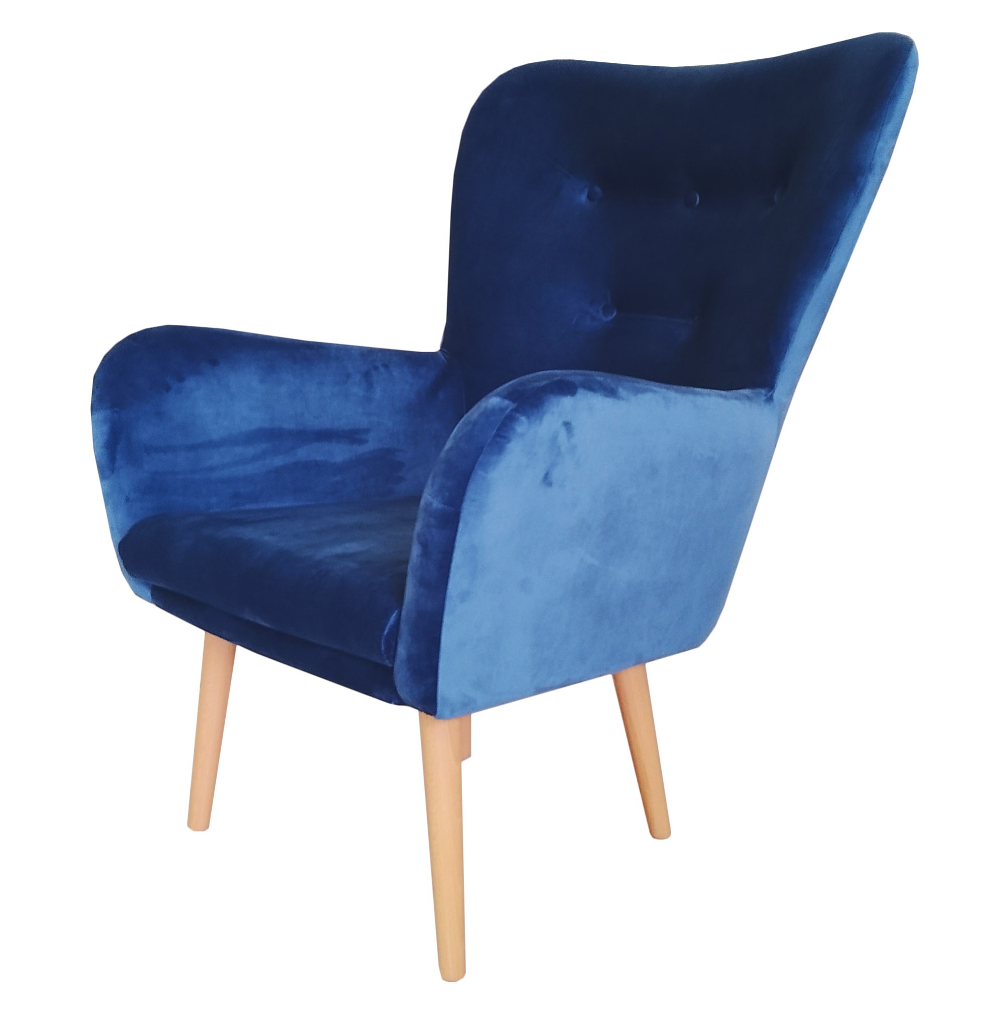 Elegancki, granatowy fotel z weluru na drewnianych nóżkach, widoczny na białym tle.
