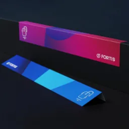 Dwa shelftalkery z logo 'Fortis' na czarnym tle, jeden w odcieniach różu i fioletu, drugi w odcieniach niebieskiego, prezentujące materiały POS.