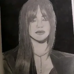 Czarno-biały portret kobiety z grzywką, wykonany ołówkiem na papierze, z widocznymi śladami szkicowania i delikatnymi cieniami.