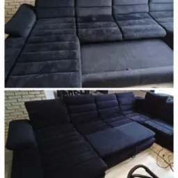 Dwuczęściowe ujęcie przedstawia fragment dużej, modułowej, ciemnogranatowej kanapy z weluru przed i po czyszczeniu. Górna połowa pokazuje zabrudzenia na powierzchni, dolna połowa prezentuje...