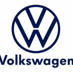 Granatowe logo Volkswagen na białym tle, z nazwą firmy poniżej.