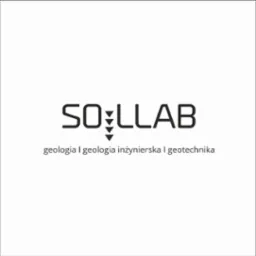 Logo firmy SO::LLAB z trzema strzałkami skierowanymi w dół, oferującej usługi w zakresie geologii, geologii inżynierskiej i geotechniki.