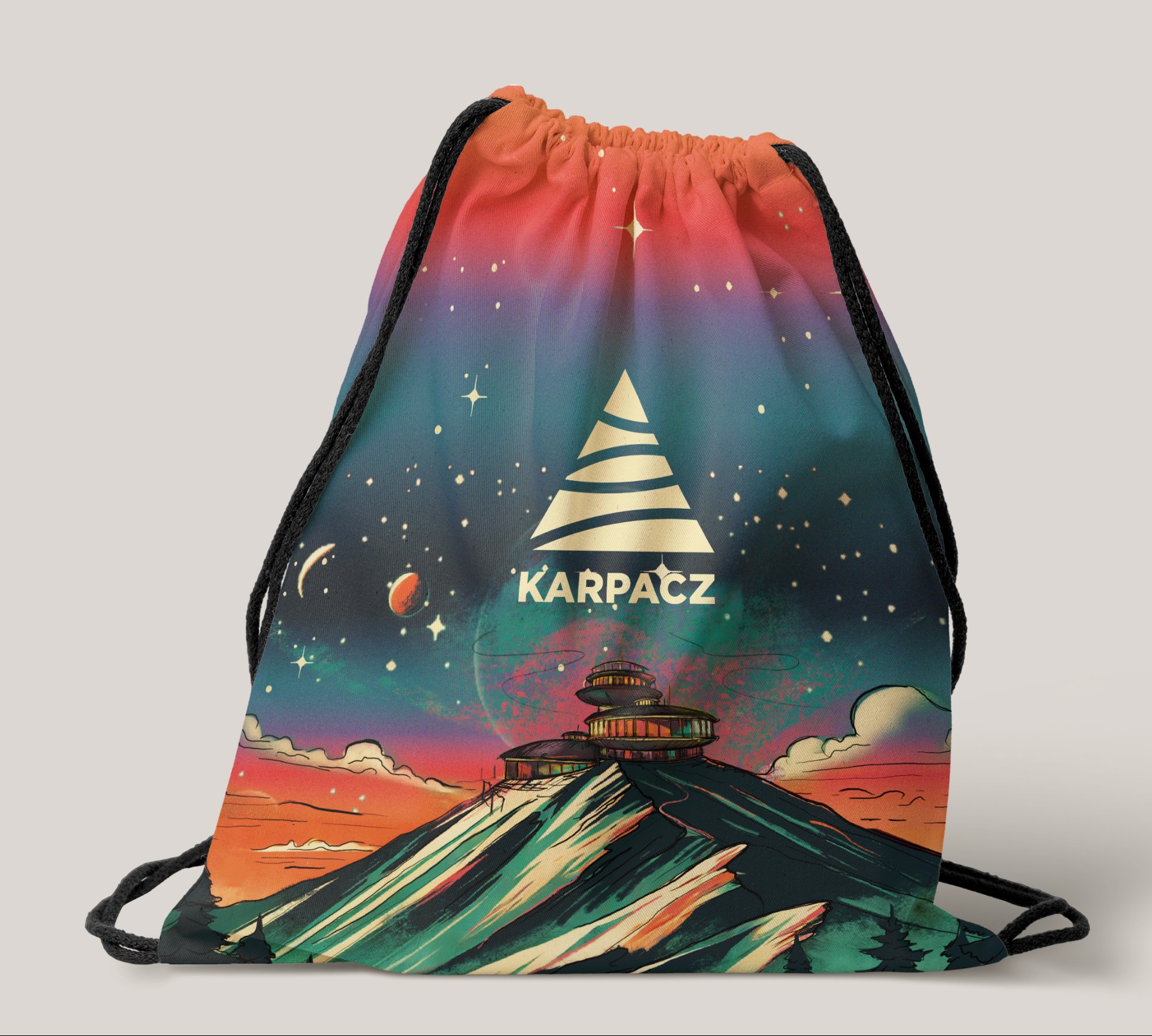 Worek z nadrukiem przedstawiającym górski krajobraz z budynkiem obserwatorium na szczycie, stylizowany na kosmiczny pejzaż z gwiazdami, planetą i logo 'Karpacz' pod trójkątnym symbolem.