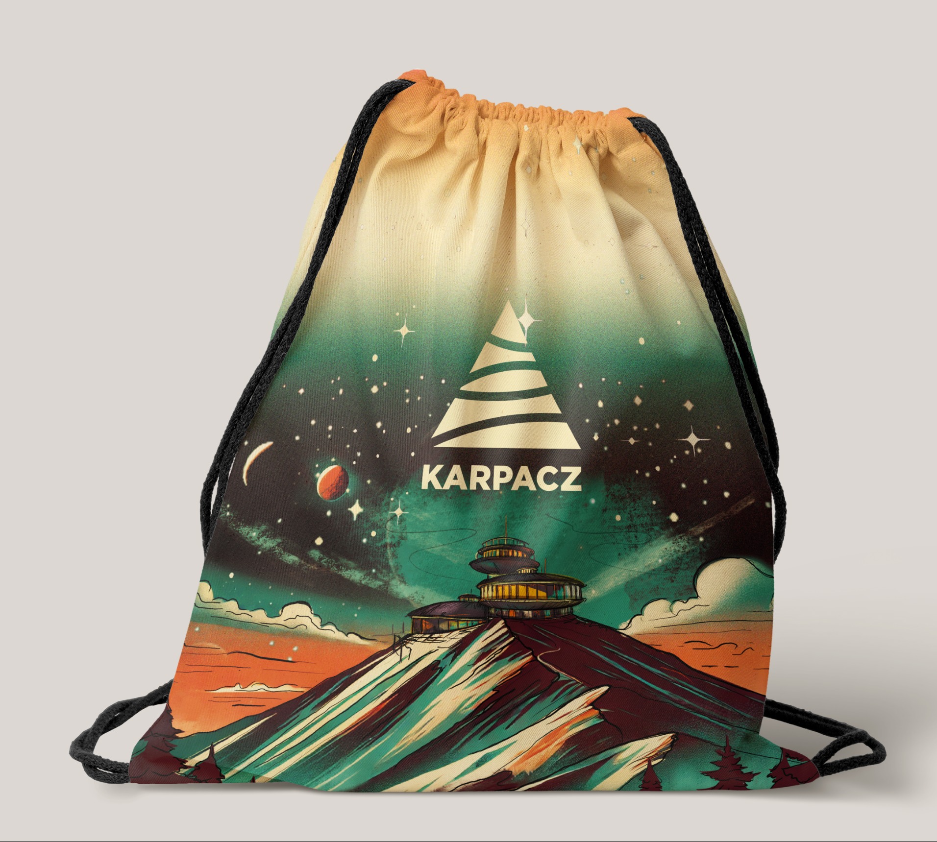 Grafika na worku przedstawia Śnieżkę z Obserwatorium, stylizowaną na retro plakat turystyczny z kosmicznym tłem, napisem Karpacz i symbolem trójkąta.