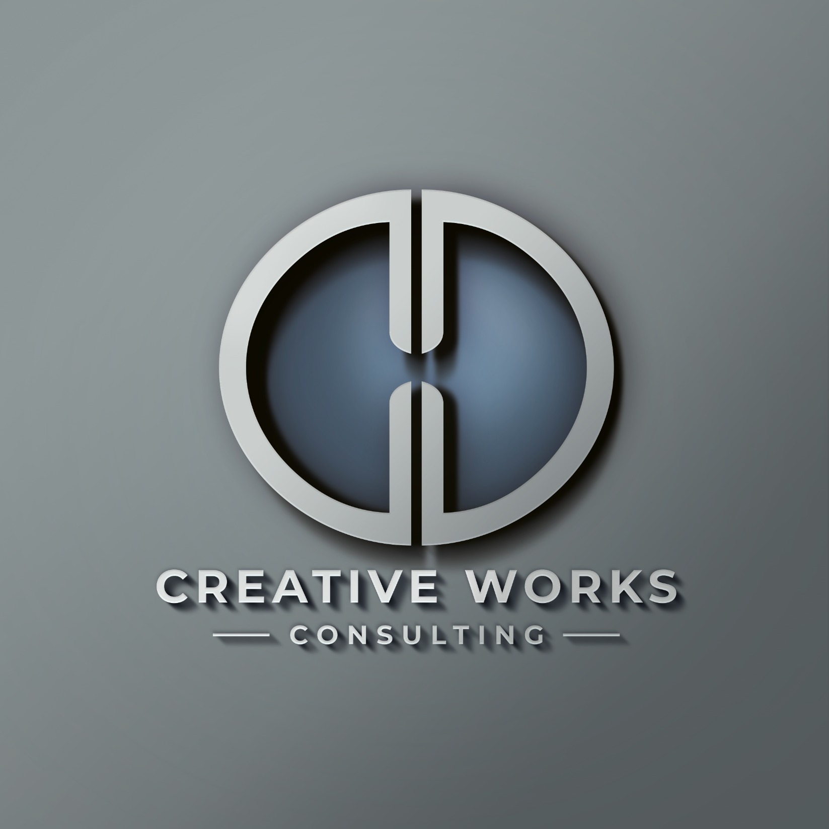 Eleganckie logo firmy Creative Works Consulting przedstawiające okrąg z przerwami tworzącymi literę 'H', na szarym tle z efektem 3D.