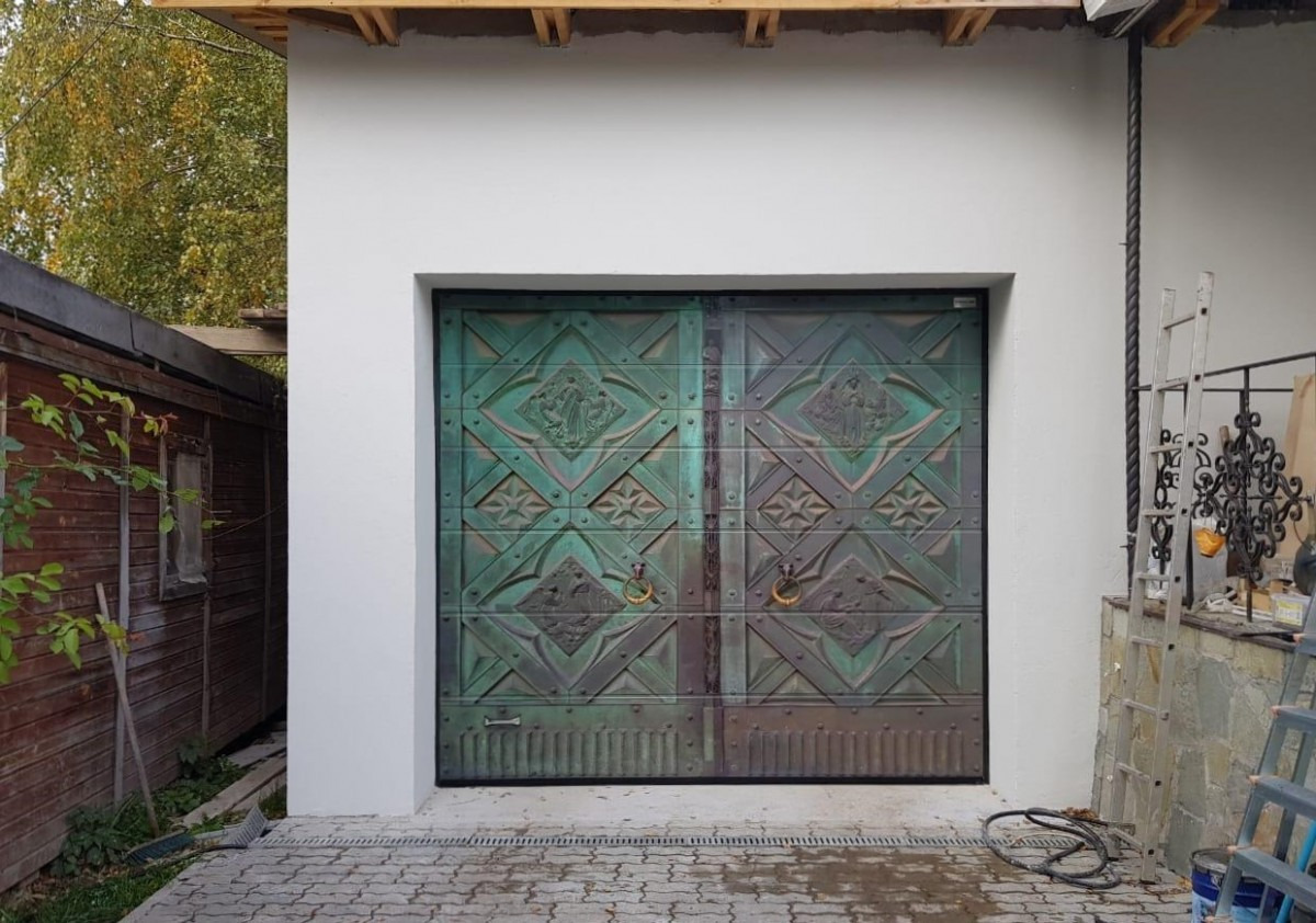 Nadruk cyfrowy na bramie garażowej z indywidualnym nadrukiem klienta.