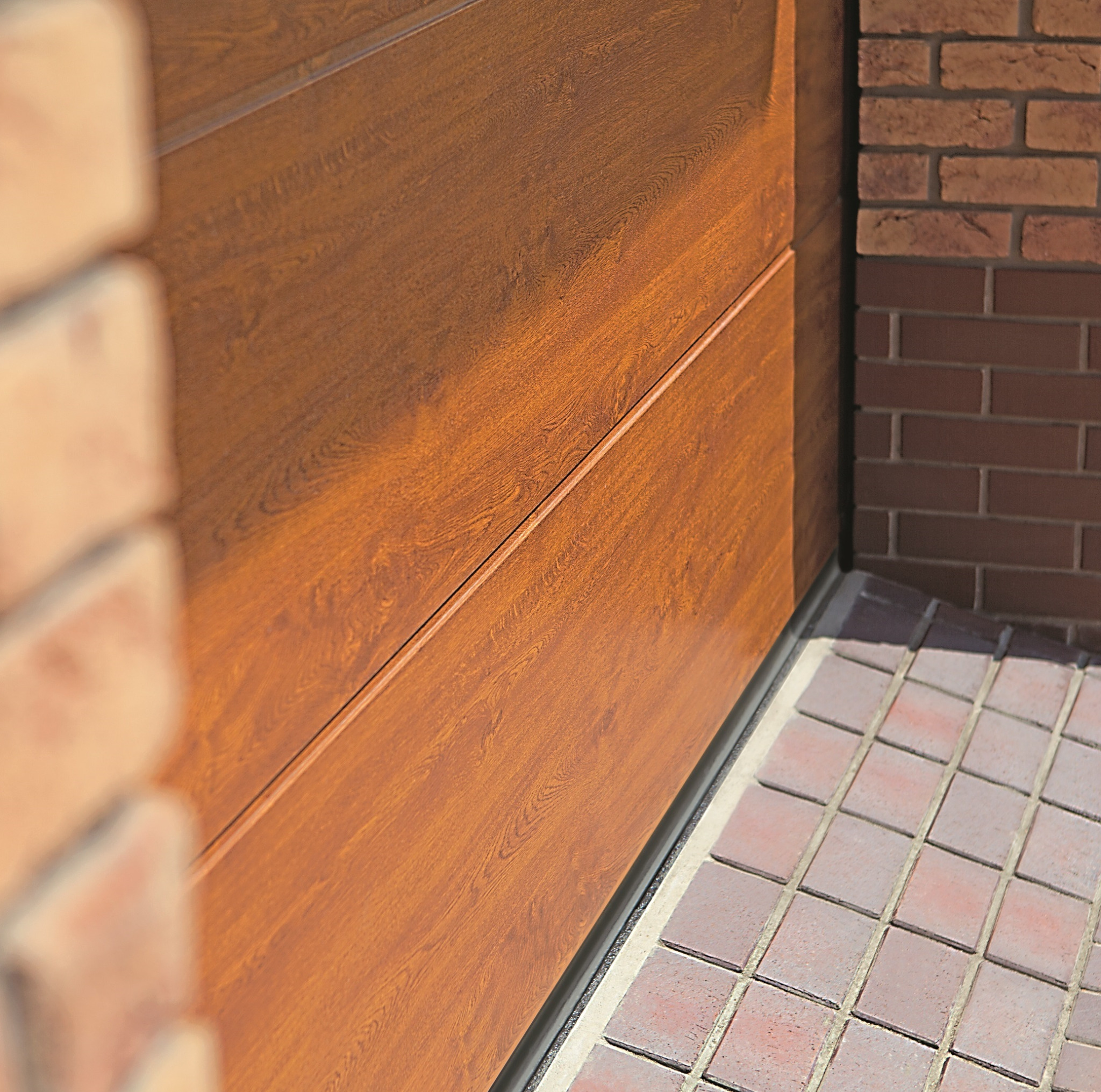 Brama garażowa przetłoczenie L w malowaniu w kolor złoty dąb.