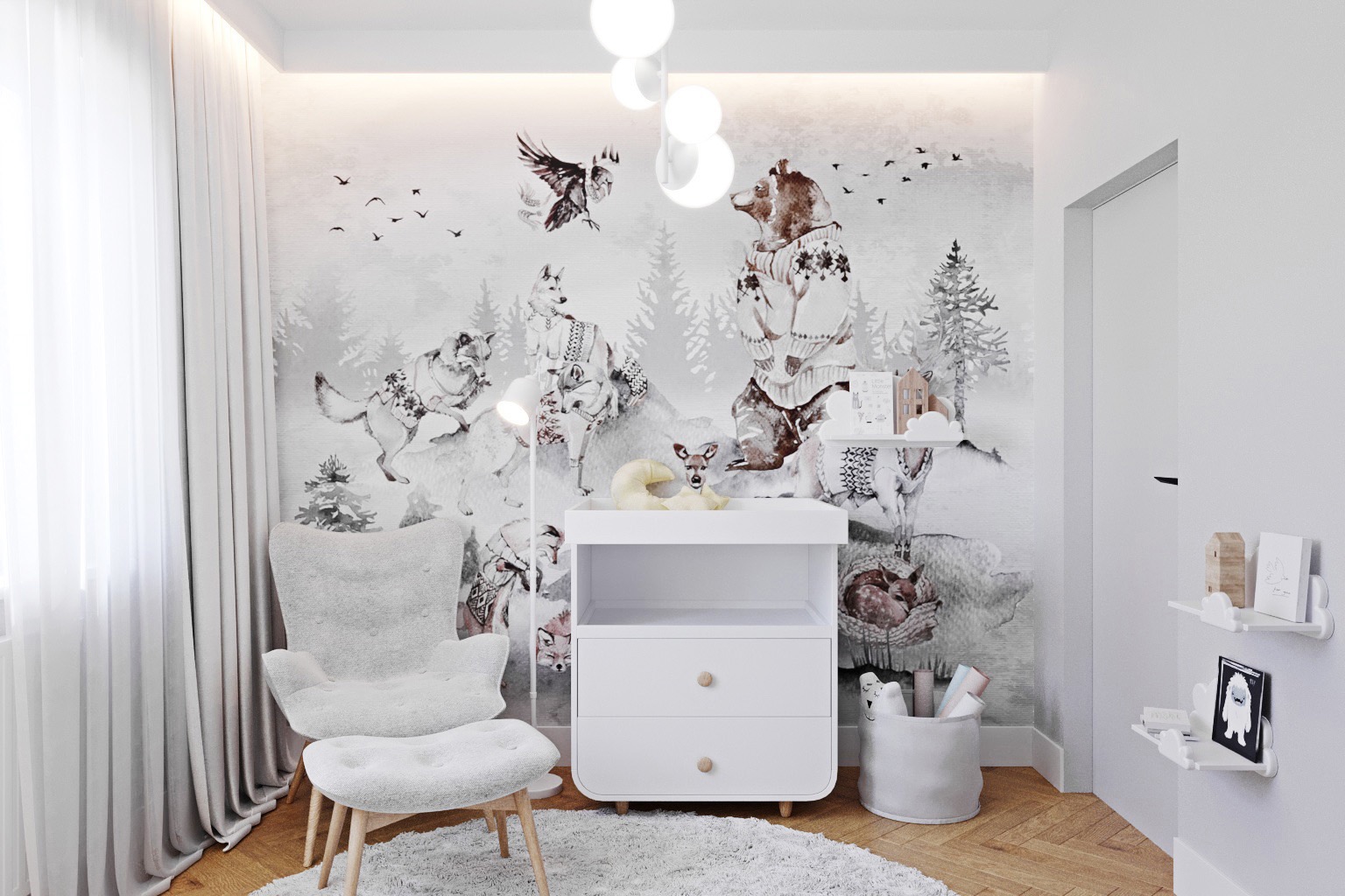 Pokój dziecięcy z fototapetą w leśne zwierzęta, białą komodą z przewijakiem, pluszowym jelonkiem, szarym fotelem i puszystym dywanem.