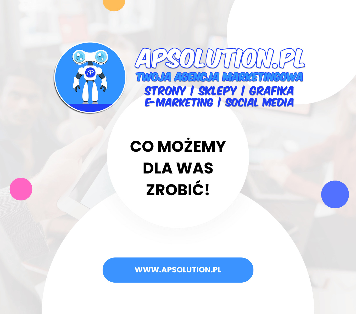 Grafika reklamowa agencji marketingowej apsolution.pl z robotem w logo, oferującej strony, sklepy, grafikę, e-marketing i social media, na rozmytym tle osób z tabletem.
