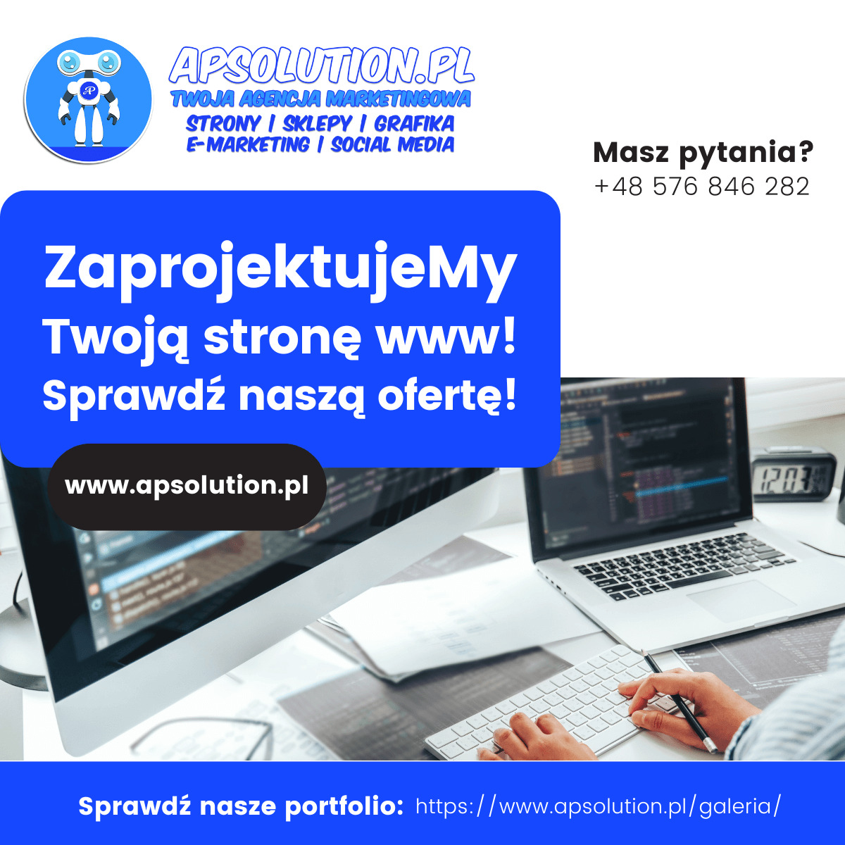 Reklama agencji interaktywnej z Kielc na tle biurka z komputerem, laptopem i dłońmi programisty piszącego kod. Oferta projektowania stron www i link do portfolio.