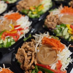 bowl azjatycki z sosem orzechowym