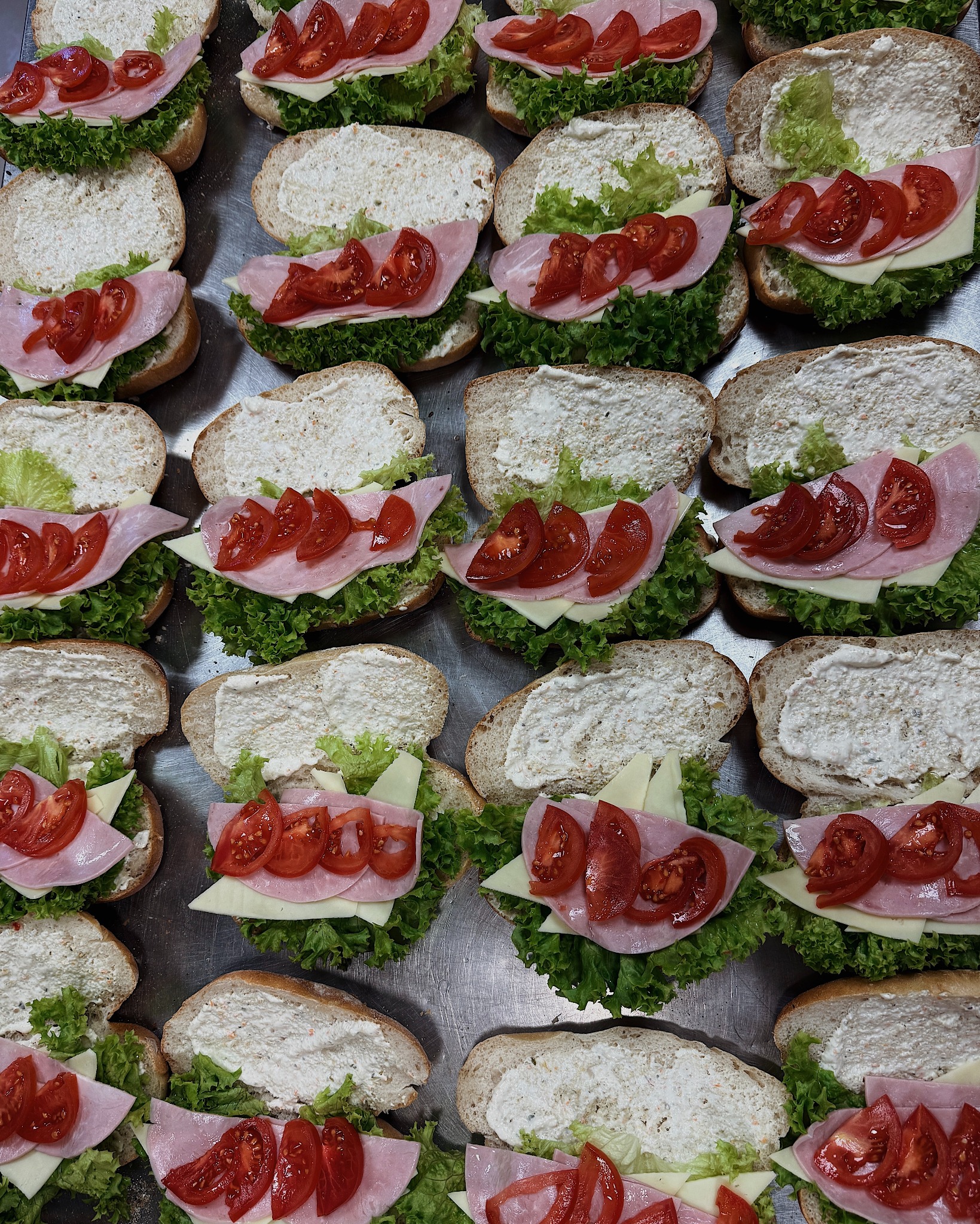 kanapki przygotowywane codziennie rano na bułkach na zakwasie