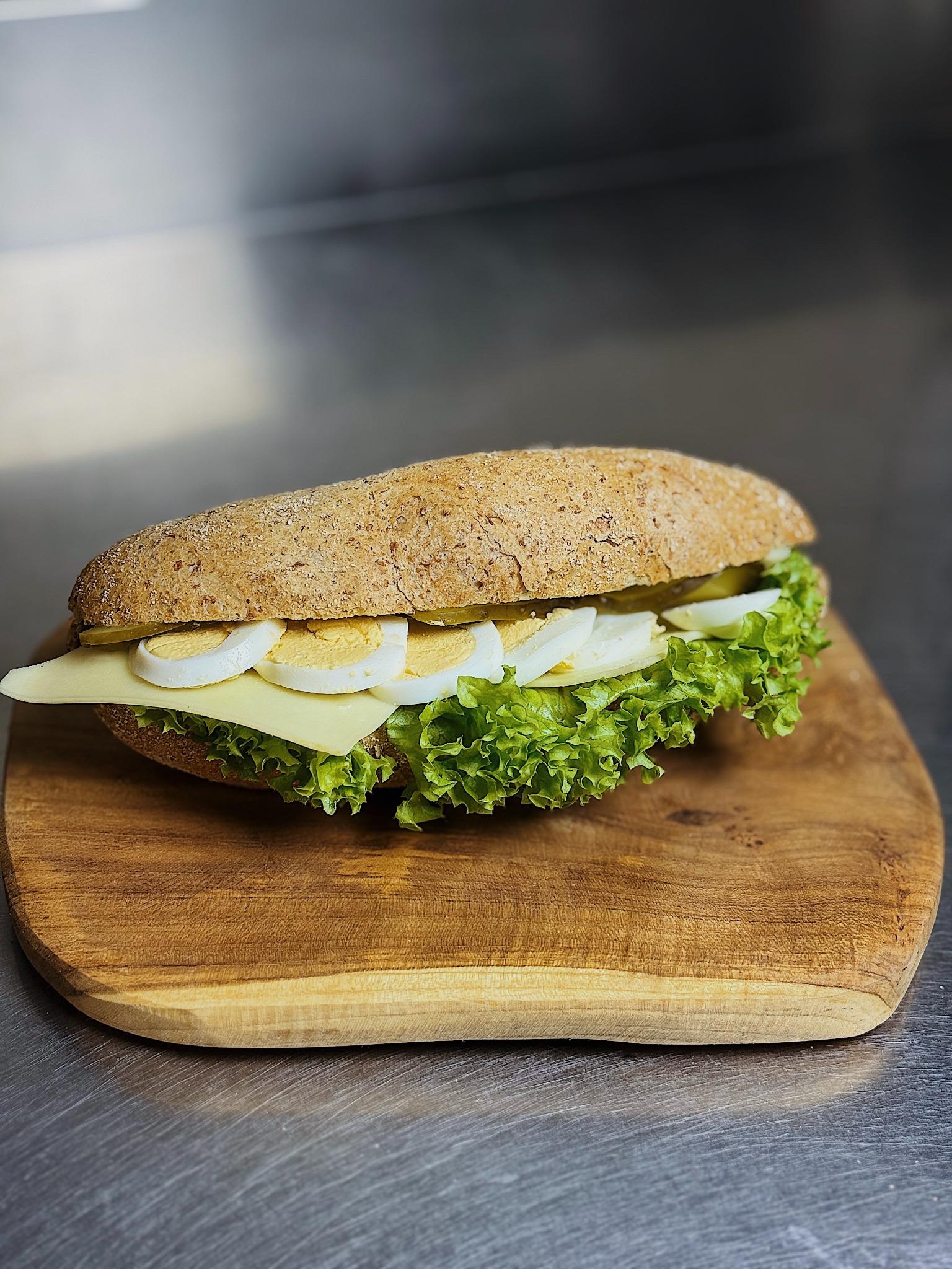 kanapka z jajkiem, serem i sosem chrzanowym