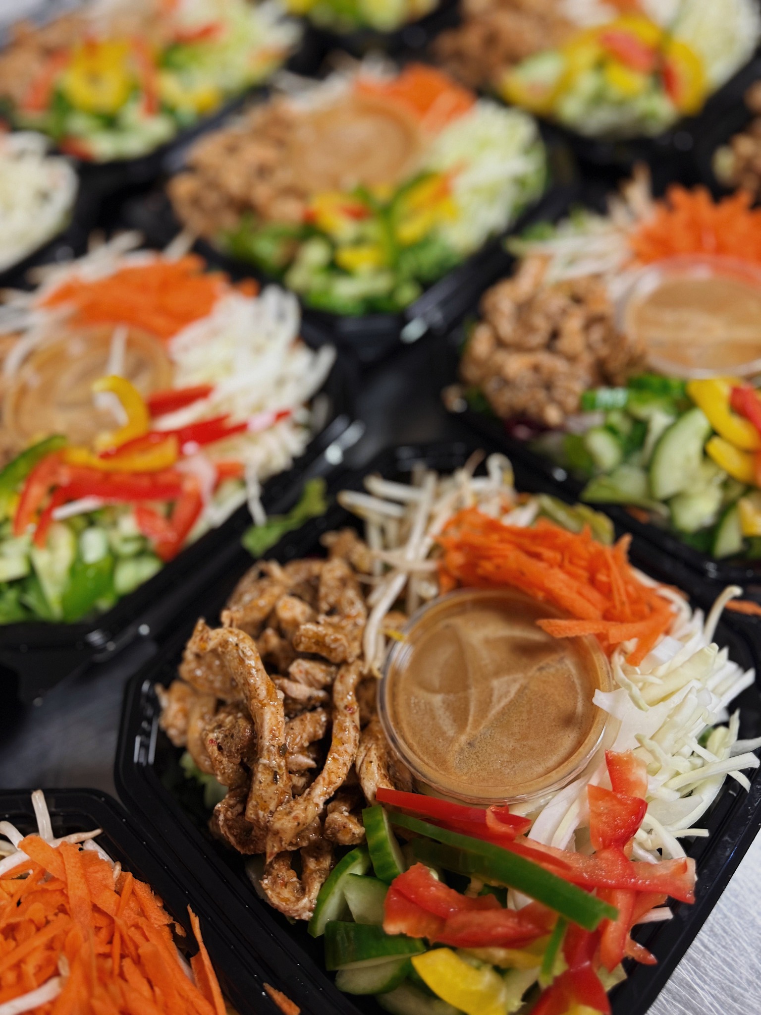 bowl azjatycki z sosem orzechowym