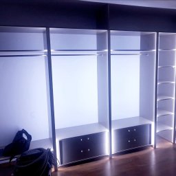 Szafa wnękowa z oświetleniem led 