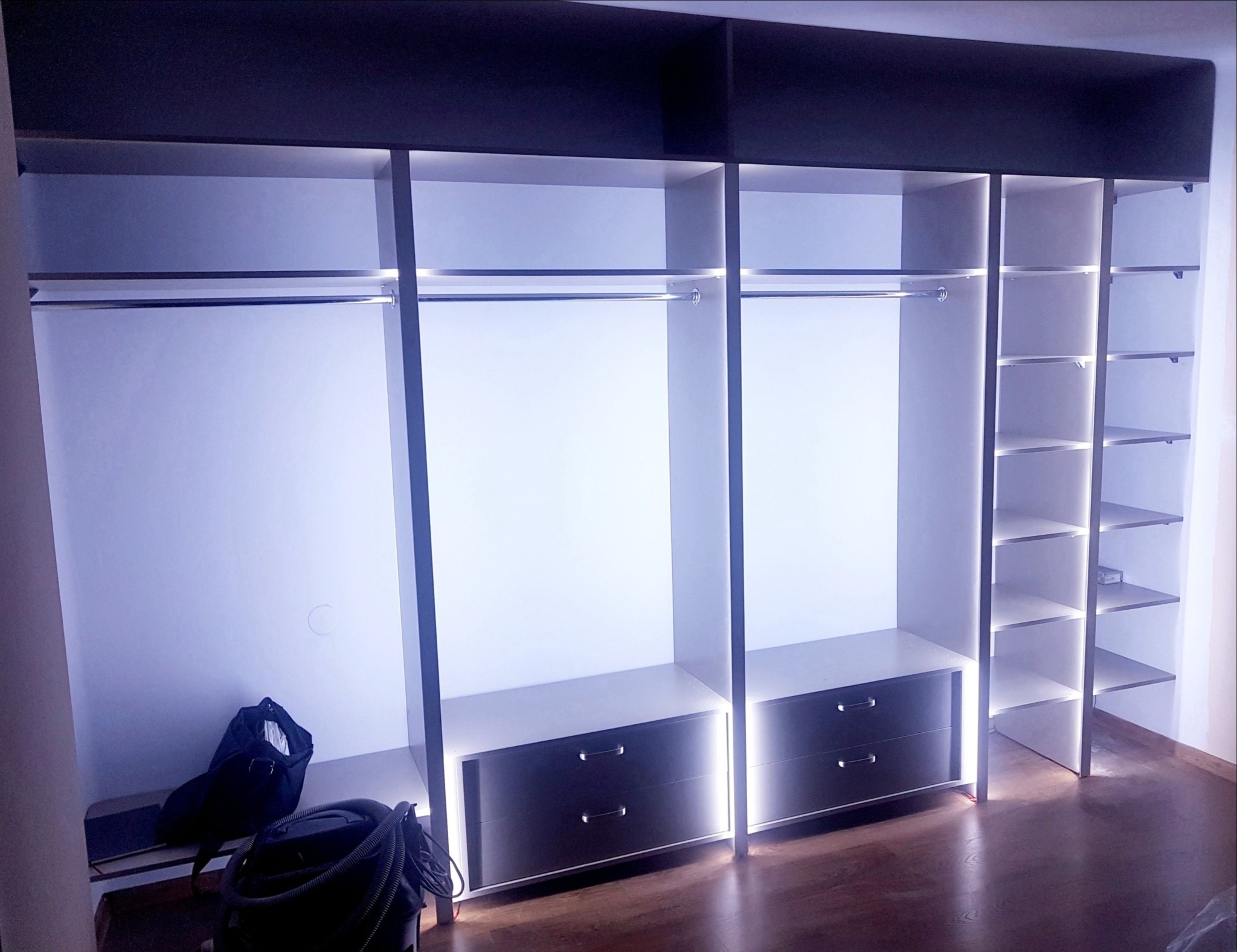 Szafa wnękowa z oświetleniem led