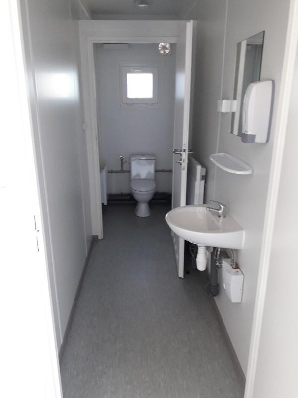 Wnętrze kontenera sanitarnego z toaletą i umywalką, widok z perspektywy wejścia, Rypin.