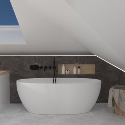 Weronika Więczkowska - Nowoczesna łazienka na poddaszu z owalną wanną, czarną armaturą i oświetleniem LED wzdłuż skośnego sufitu, kosz na pranie w rogu.