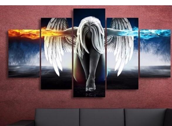 Wieloczęściowy obraz na płótnie przedstawiający postać anioła z rozpostartymi skrzydłami, gdzie z jednej strony emanuje ogień, a z drugiej woda, zawieszony nad szarą sofą na tle bordowej ściany.