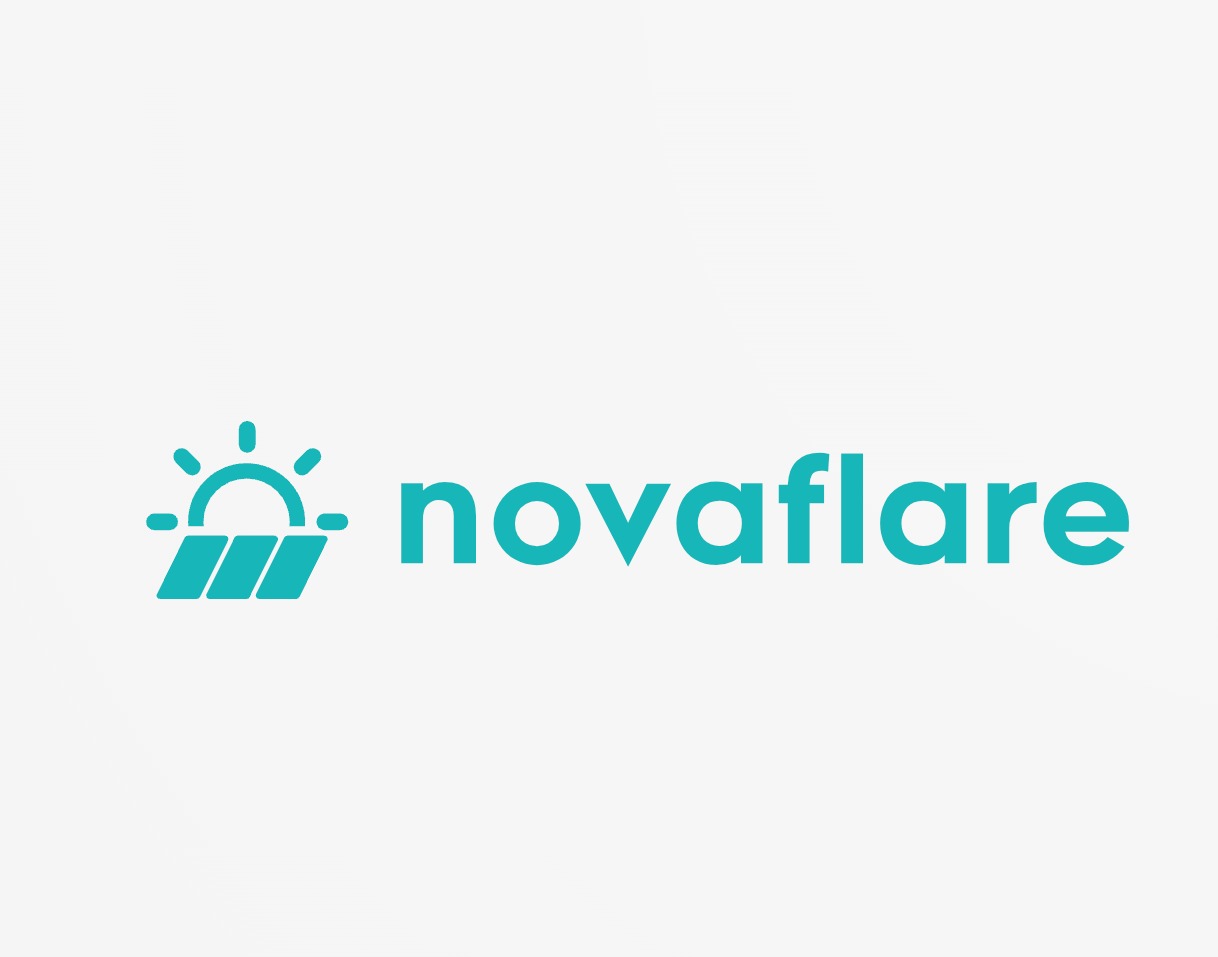 Logo firmy Novaflare: stylizowany wschód słońca nad trzema panelami słonecznymi, obok nazwa firmy w kolorze morskim, na białym tle.