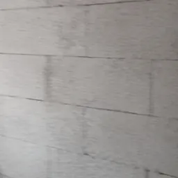 Szare, poziome panele ścienne imitujące drewno z widoczną strukturą materiału.