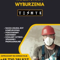 Plakat reklamowy firmy budowlanej oferującej kompleksowe usługi, w tym podstawianie kontenerów, z numerem telefonu i wizerunkiem pracownika w kasku, masce ochronnej i rękawicach, dającego kciuk...