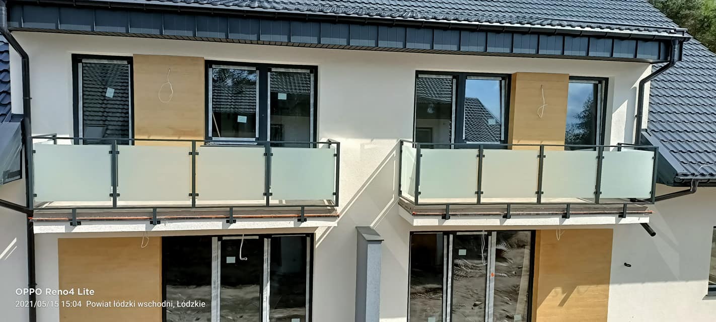 Zespół budynków jednorodzinnych - balustrady stalowo-szklane