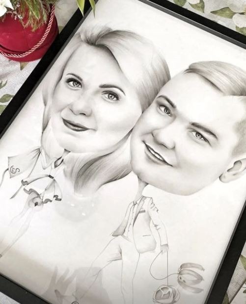 Oprawiony w ramę czarno-biały portret w stylu karykatury przedstawiający parę, z widocznymi detalami ubioru i delikatnym tłem z kwiatami.