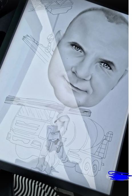 Szkic ołówkiem przedstawiający portret mężczyzny nałożony na rysunek techniczną dźwigu i betoniarki.