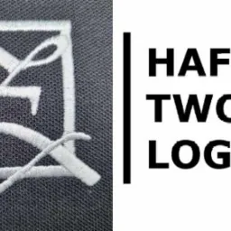 Biały haft inicjałów w kwadracie na szarej tkaninie, obok napis 'HAFT TWOJEGO LOGO' czarną czcionką.