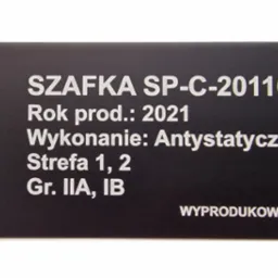 Tabliczka znamionowa szafki SP-C-2011C-21 z informacjami o parametrach technicznych, roku produkcji 2021, wykonaniu antystatycznym i normach bezpieczeństwa.