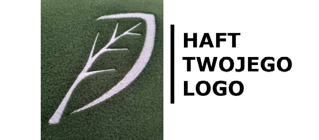 Zielony polar z wyhaftowanym białym konturem liścia; obok napis 'HAFT TWOJEGO LOGO'.