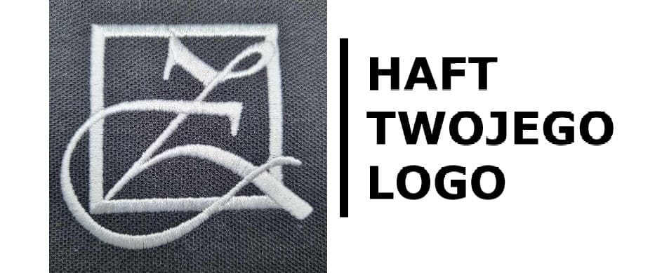 Biały haft inicjałów w kwadracie na szarej tkaninie, obok napis 'HAFT TWOJEGO LOGO' czarną czcionką.