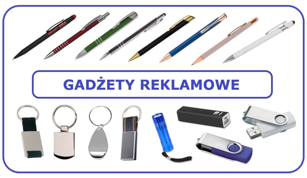 Zestaw gadżetów reklamowych na białym tle: długopisy w różnych kolorach i wzorach, breloki z metalowymi zawieszkami, niebieska latarka, czarny powerbank i dwie pamięci USB.