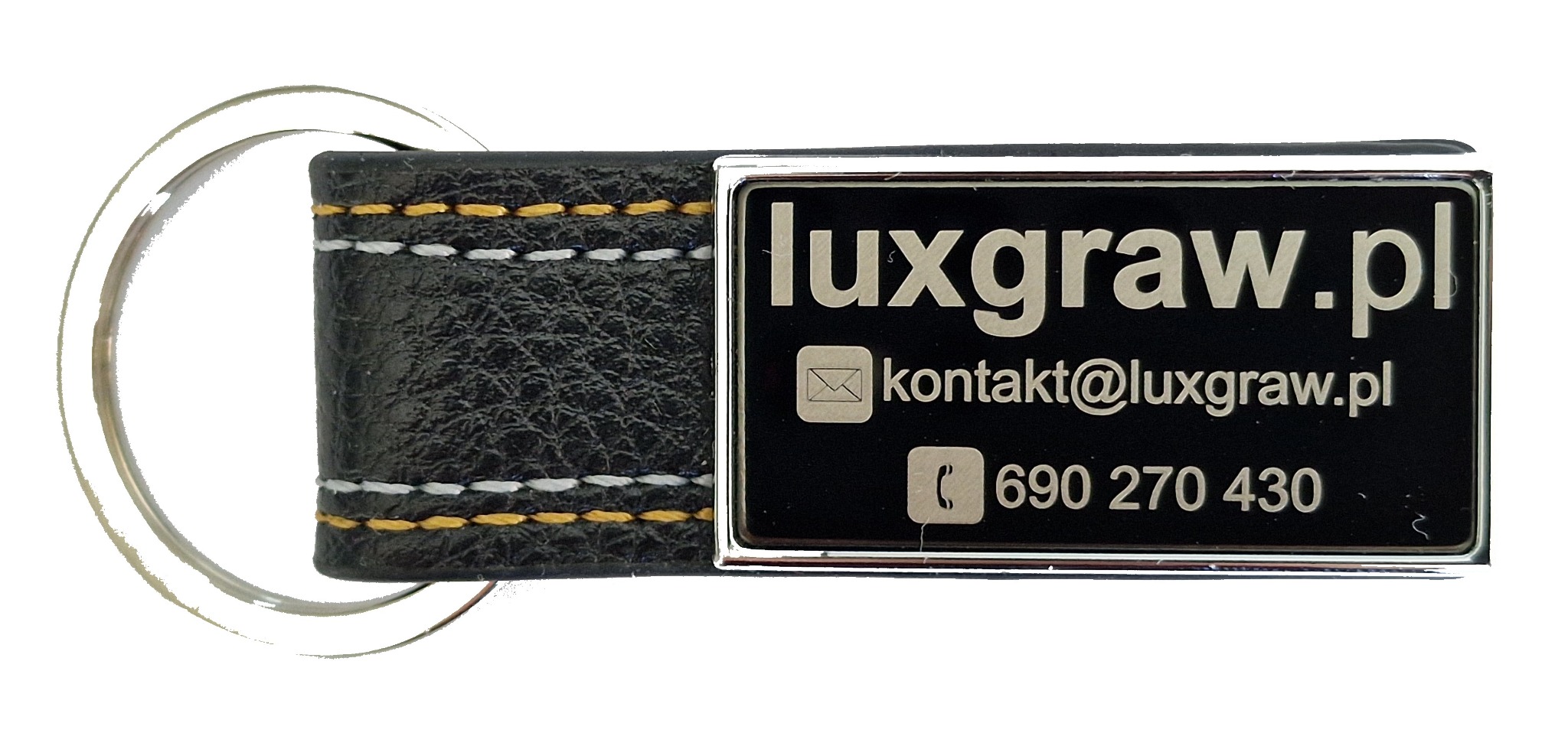 Brelok z czarnej skóry z metalową płytką zawierającą adres strony internetowej luxgraw.pl, adres e-mail kontakt@luxgraw.pl i numer telefonu 690 270 430.