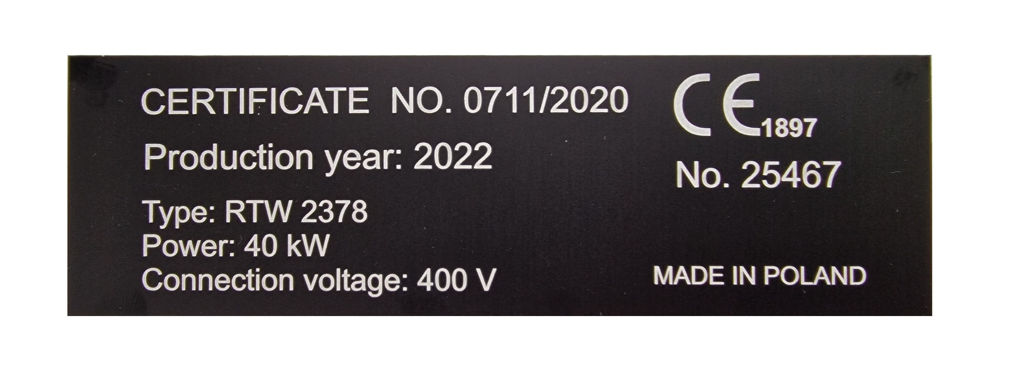Tabliczka znamionowa urządzenia wyprodukowanego w Polsce, z certyfikatem CE, zawierająca informacje o numerze certyfikatu, roku produkcji, typie urządzenia, mocy i napięciu zasilania.