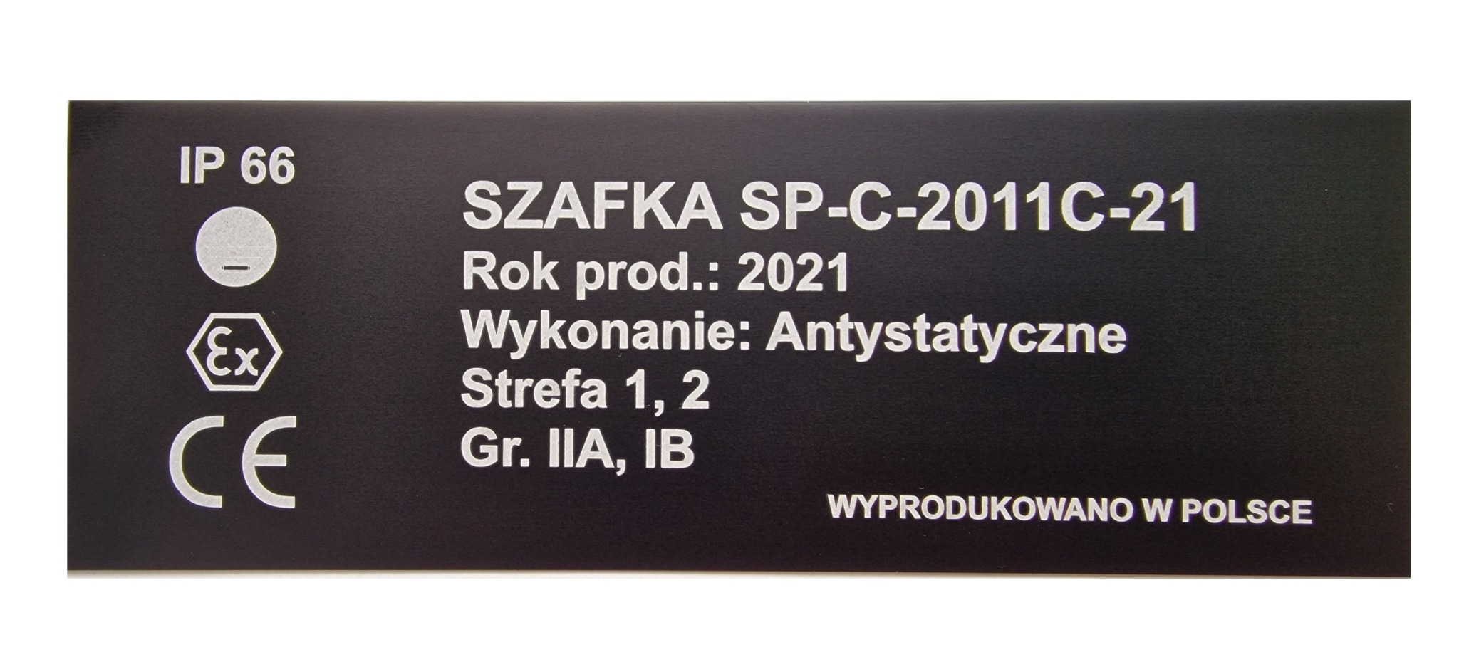Tabliczka znamionowa szafki SP-C-2011C-21 z informacjami o parametrach technicznych, roku produkcji 2021, wykonaniu antystatycznym i normach bezpieczeństwa.