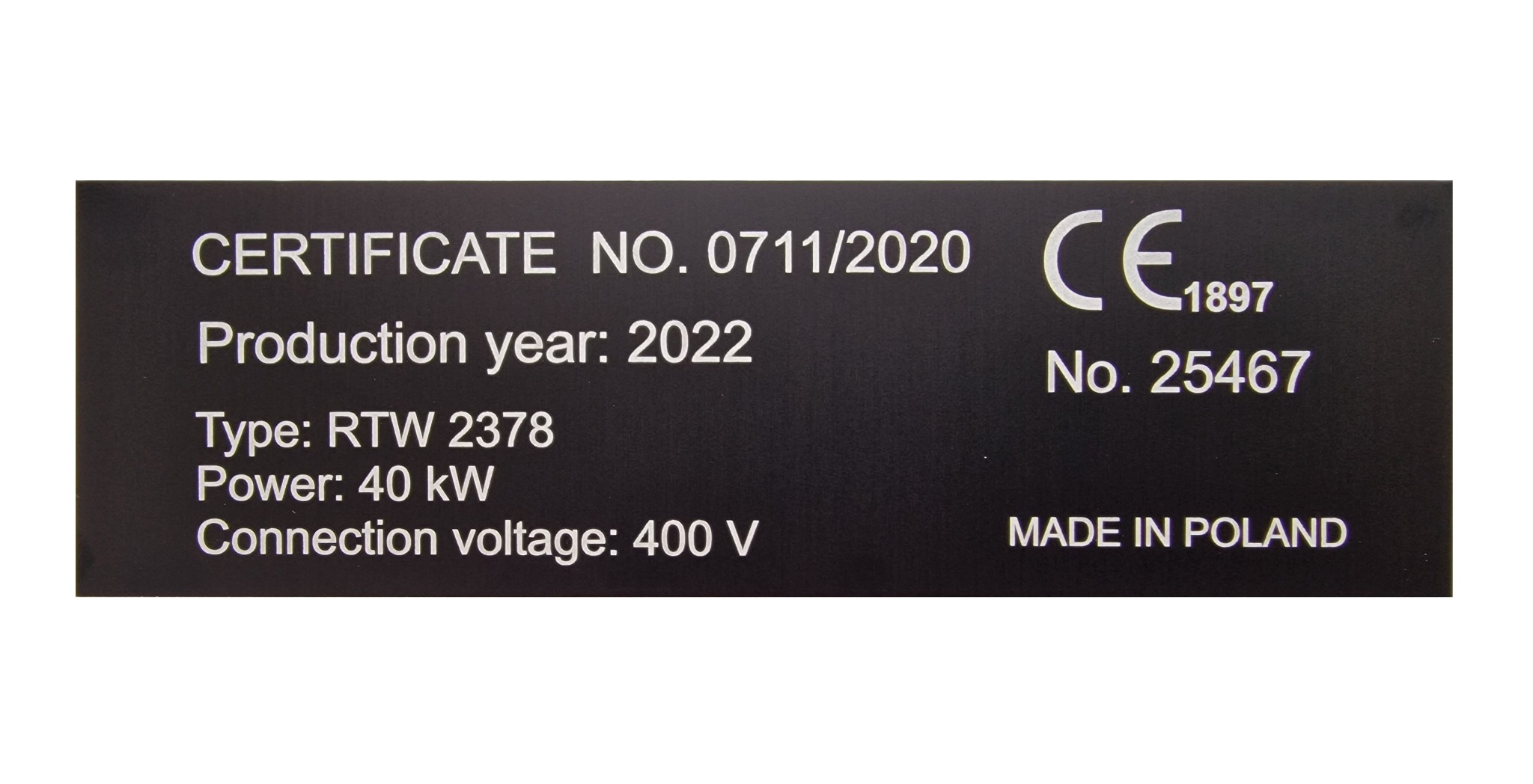 Tabliczka znamionowa urządzenia z certyfikatem CE, numerem seryjnym i informacją o produkcji w Polsce.