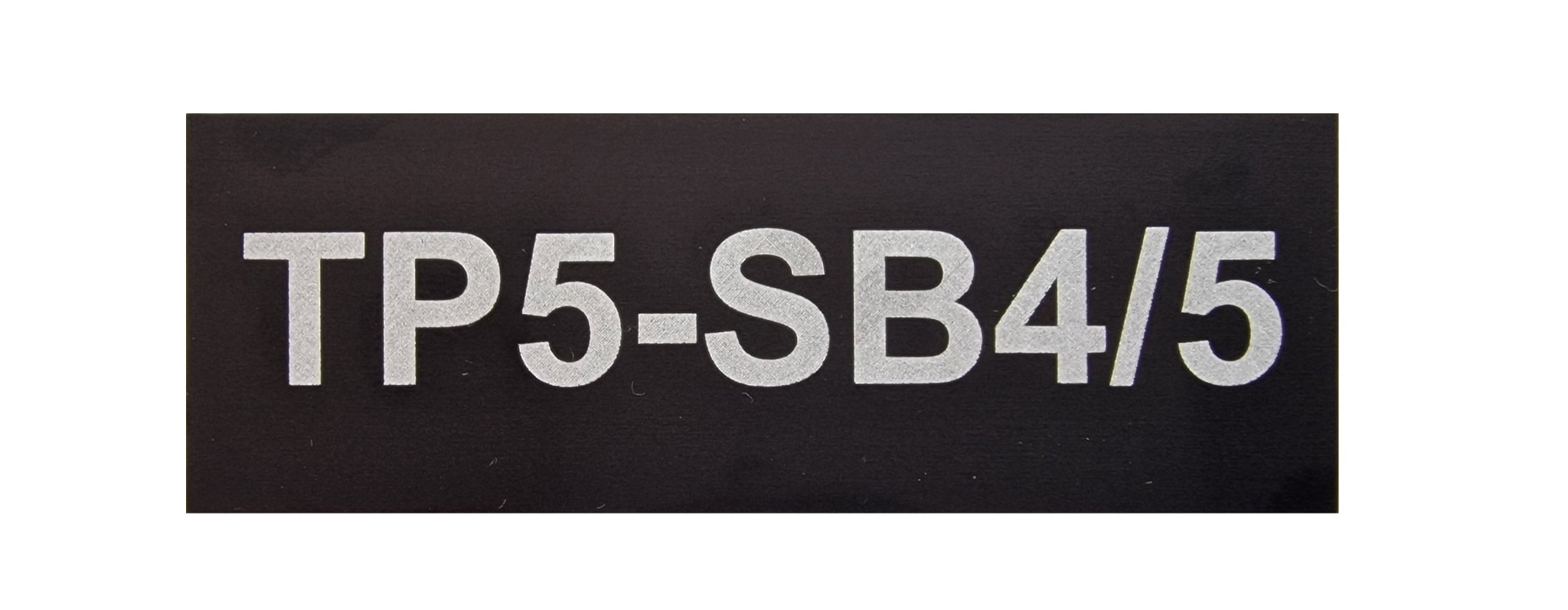Czarny panel z wygrawerowanym srebrnym napisem 'TP5-SB4/5'.
