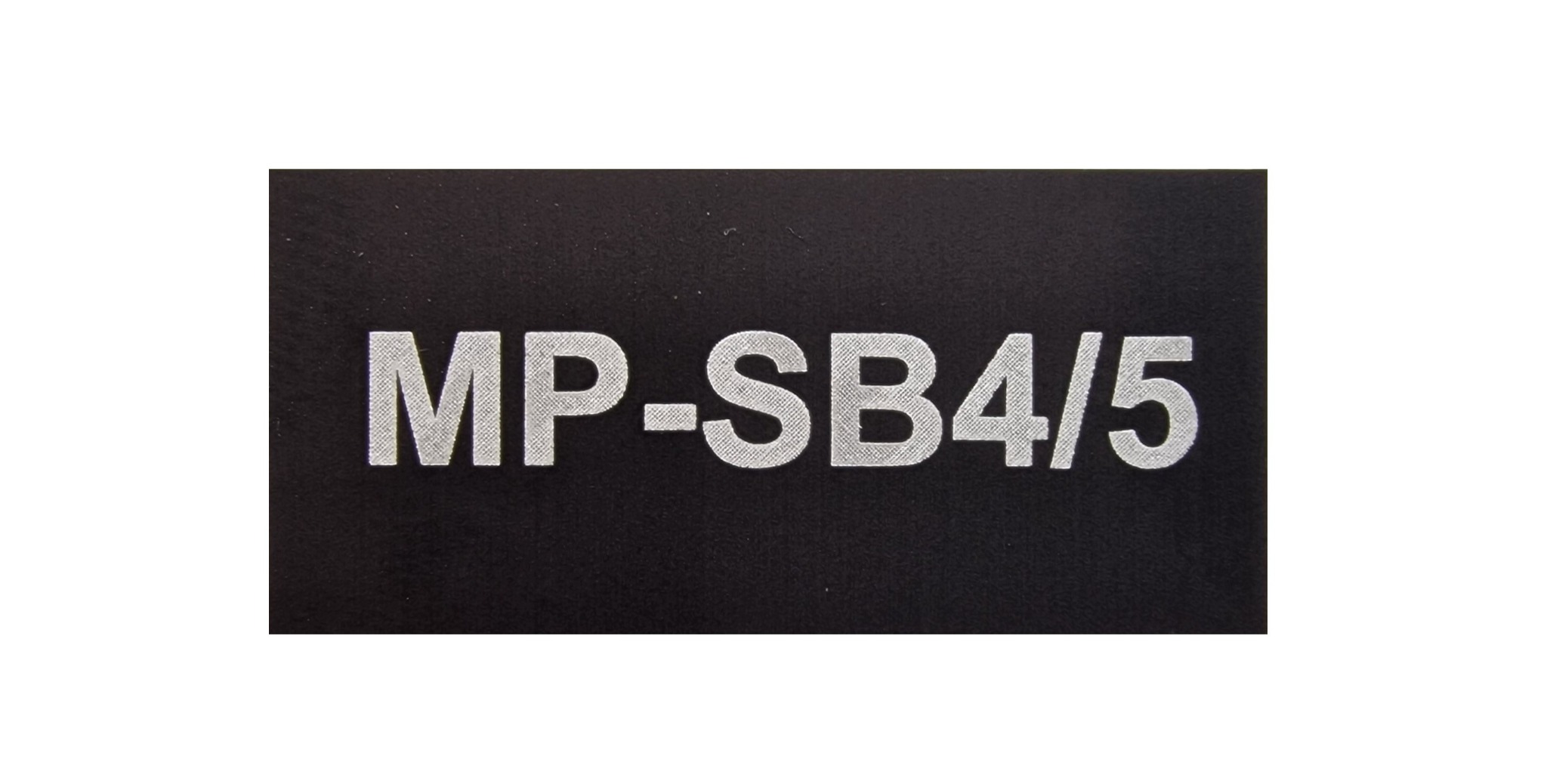 Zbliżenie na czarną tkaninę z białym, teksturowanym napisem 'MP-SB4/5', wykonanym prawdopodobnie techniką haftu lub flocku.