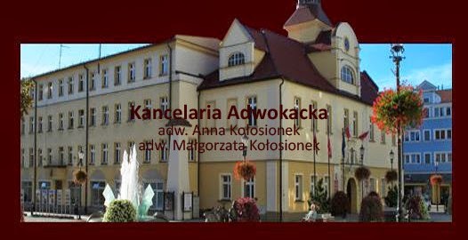 Budynek kancelarii prawnej z fontanną na pierwszym planie, nazwa kancelarii widoczna na fasadzie.