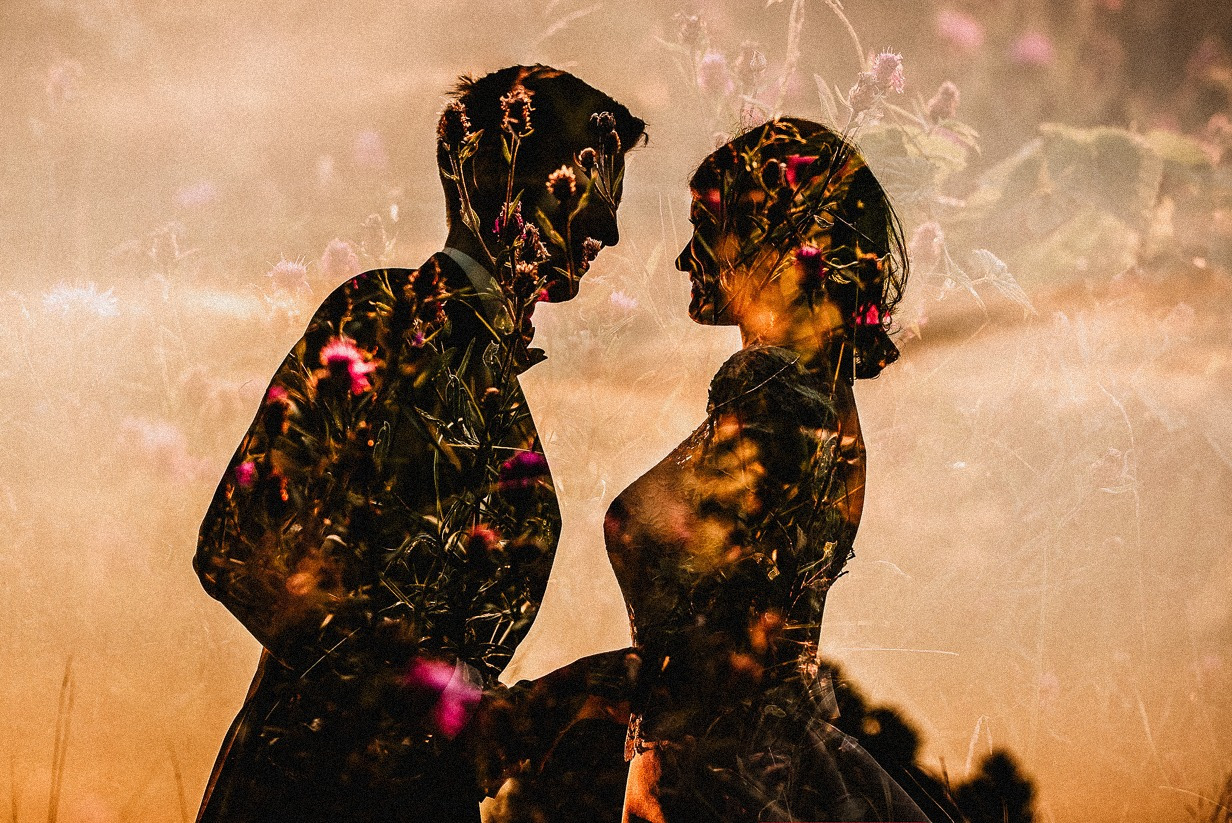 Silhouettes pary młodej z nałożonym motywem polnych kwiatów w ciepłej tonacji, tworzące artystyczny, podwójny obraz.