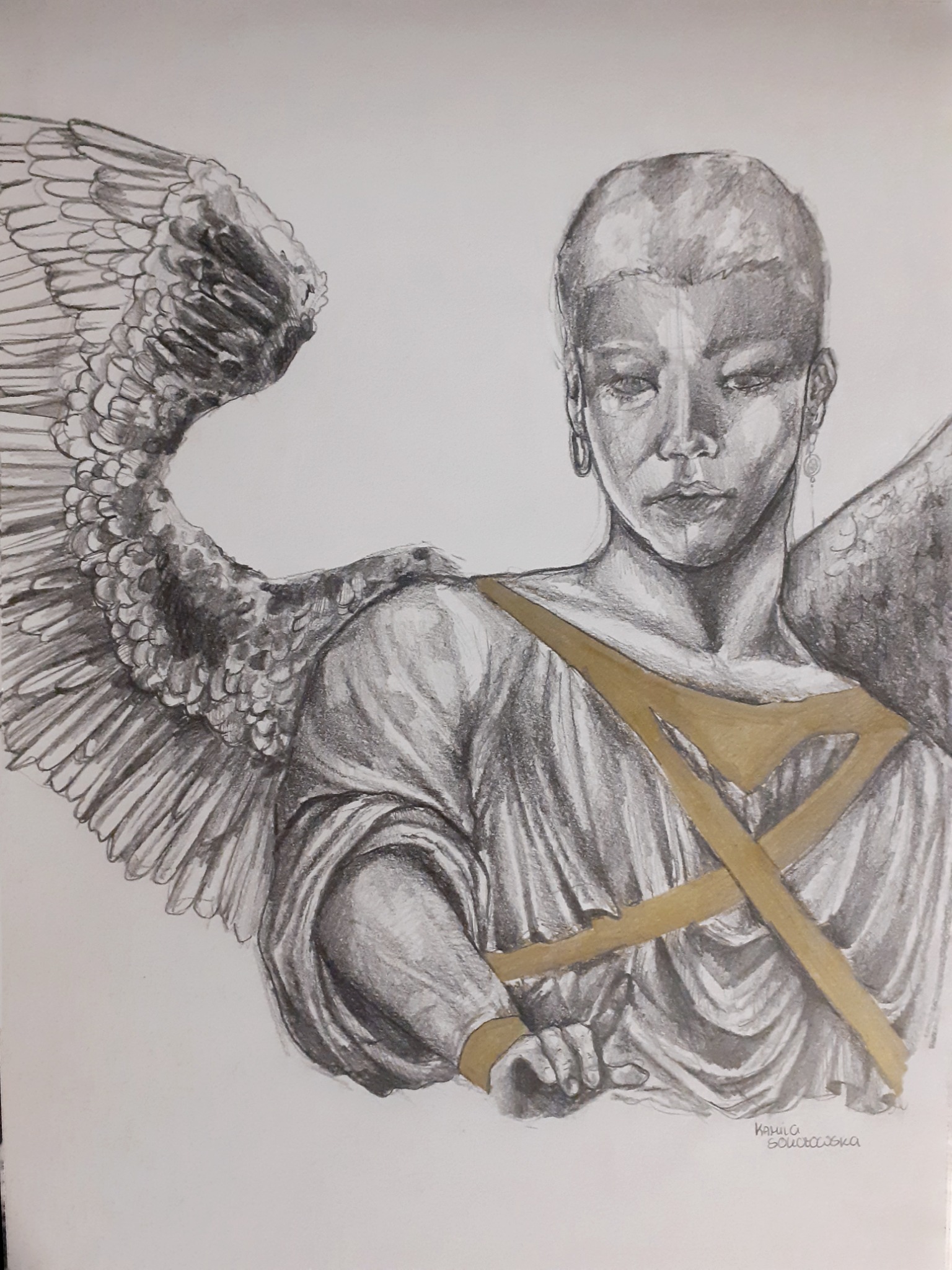 Ręcznie rysowany portret anioła z jednym skrzydłem, z elementami złota na szarfie i biżuterii, podpisany w prawym dolnym rogu.