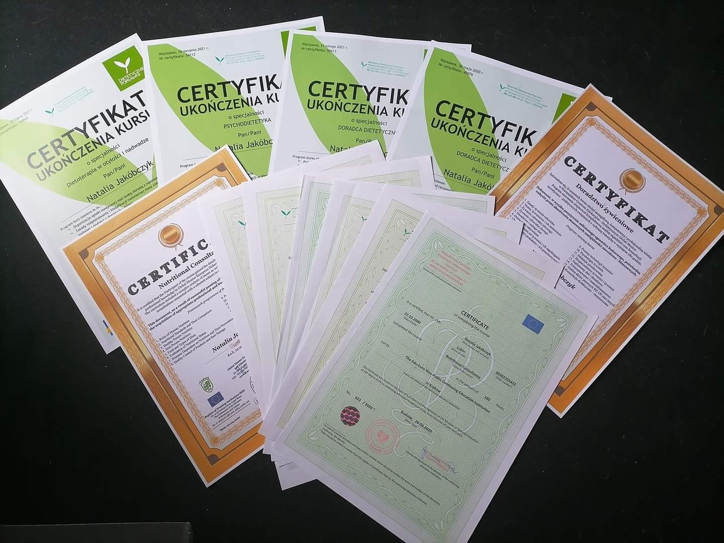 Stos certyfikatów ukończenia kursów i szkoleń z zakresu dietetyki i doradztwa żywieniowego, w tym certyfikat ukończenia kursu dietoterapii w otyłości i nadwadze oraz psychodietetyki.