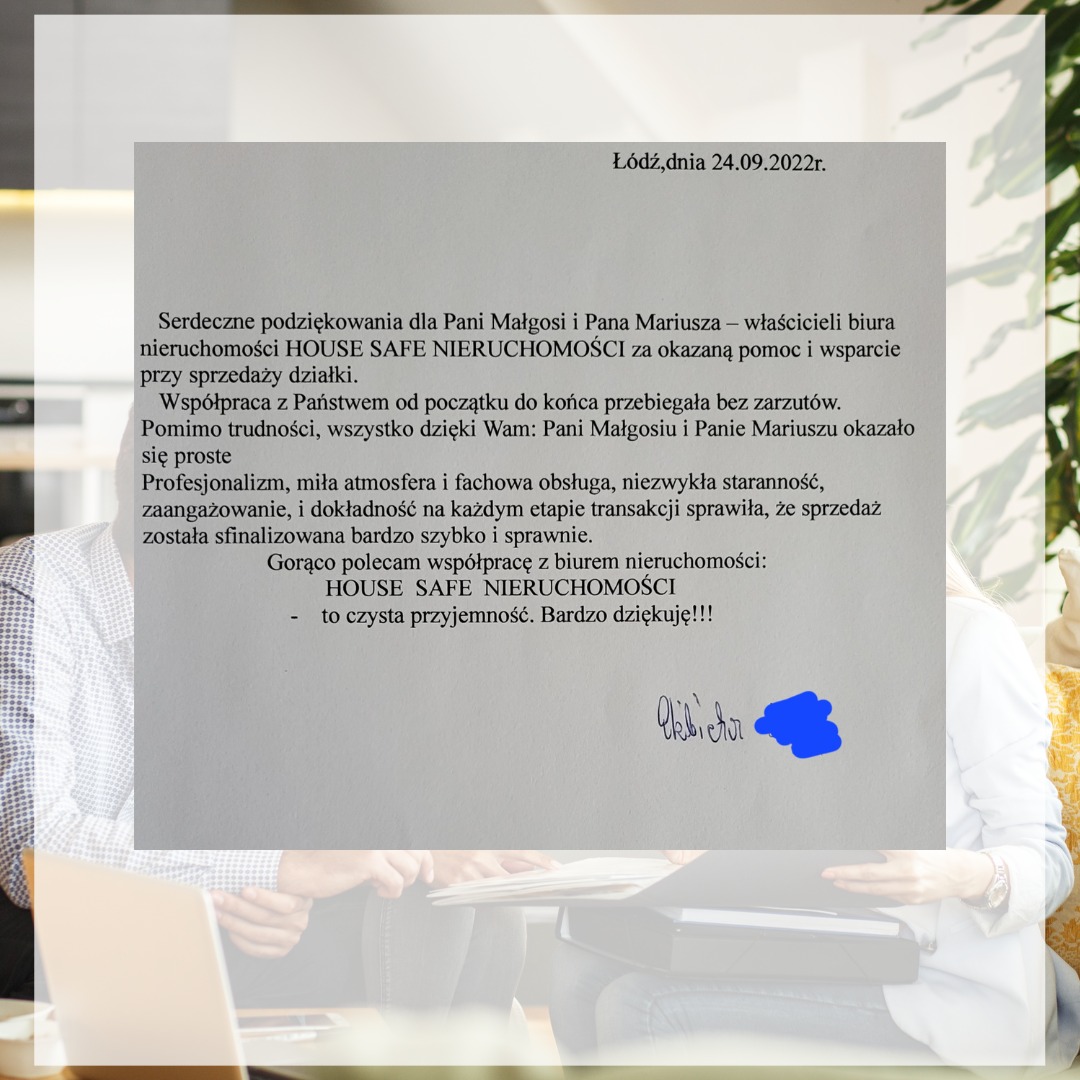 Skan listu z podziękowaniami dla biura nieruchomości HOUSE SAFE NIERUCHOMOŚCI za pomoc w sprzedaży działki, podpisany odręcznie niebieskim długopisem, na tle częściowo widocznego wnętrza biura.