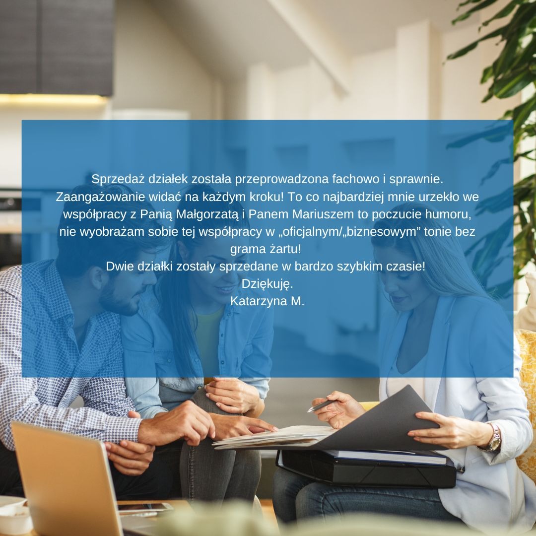 Spotkanie z doradcą: para klientów siedzi przy stole, omawiając dokumenty z doradcą finansowym, widoczny laptop i roślina w tle.