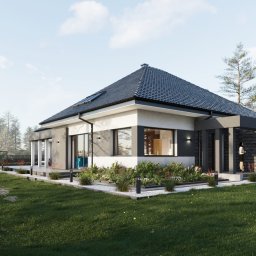 Pracownia Projektowa 4 Kąty - Wizualizacja nowoczesnego parterowego domu z ciemną dachówką, wykończonego w odcieniach szarości i bieli, z garażem z cegły, otoczonego trawnikiem i ozdobnymi rabatami kwiatowymi, z widoczną...