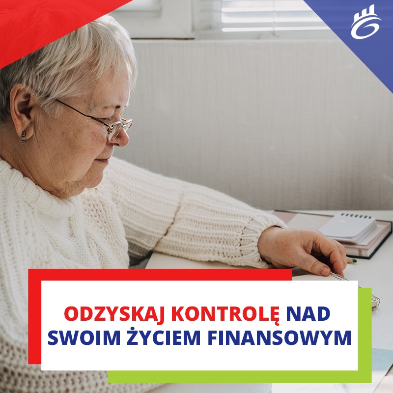 Starsza kobieta w swetrze przy biurku, czytająca dokumenty, z hasłem 'Odzyskaj kontrolę nad swoim życiem finansowym' nałożonym na zdjęcie.